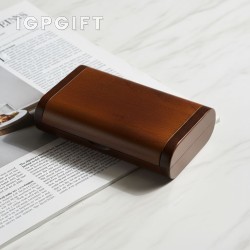 Kotak kecil dengan penutup pemacu USB kayu