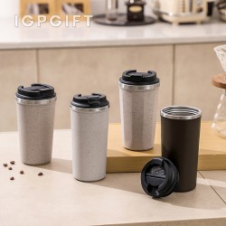 Cawan kopi anti tumpah dengan sisa kopi