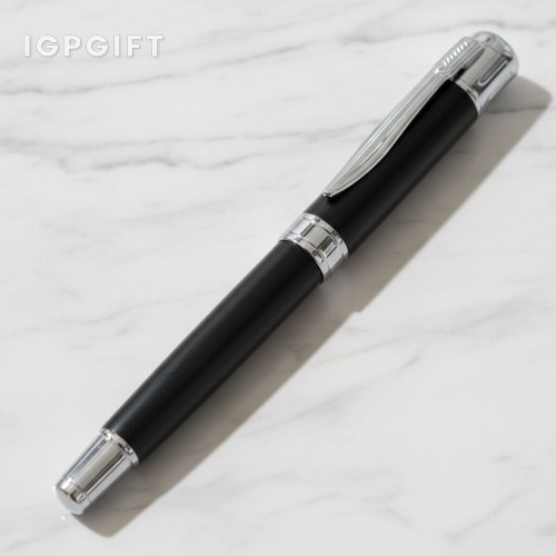Pen logam dengan penutup