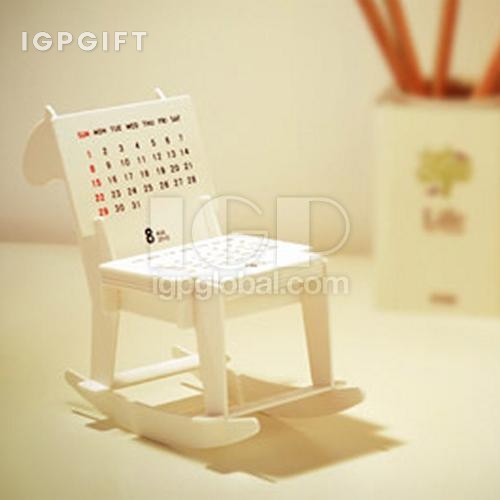 Kalender meja berbentuk kuda kayu yang comel